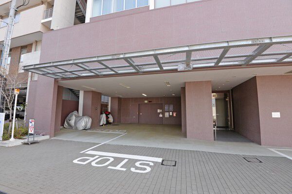 歩車分離式の駐車場出入口。奥行も広く取られ、安全に配慮している。		