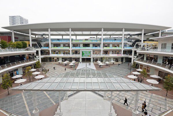 駅前で便利な「ラゾーナ川崎プラザ」まで約490m（徒歩7分）。