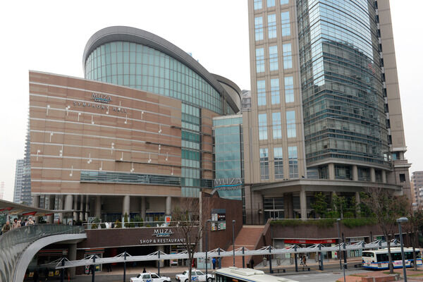 「ミューザ川崎」は、約350m（徒歩5分）。