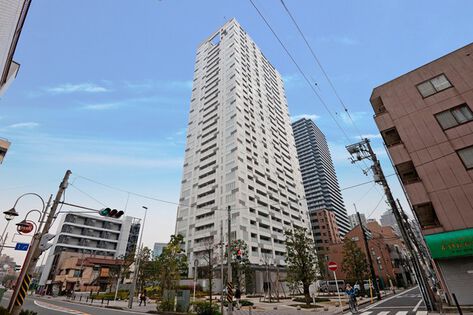 白を基調とした33階建ての美しいタワーが青空に誇らしく映えます。		