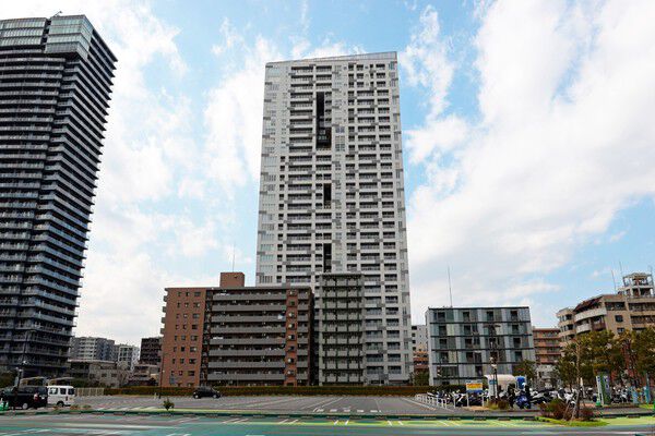 【サンクタス川崎タワー】6つの屋外吹き抜け庭園パティオが、建物内に自然の気配を運びます。		