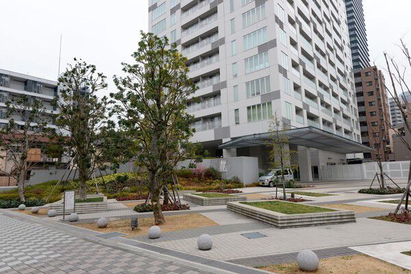 公開空地「シーズンズスクエア」。都市の暮らしに自然の安らぎを添えます。		