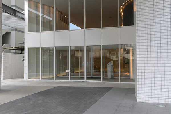 凛とした美しさを醸し出すガラスウォールのエントランス。		