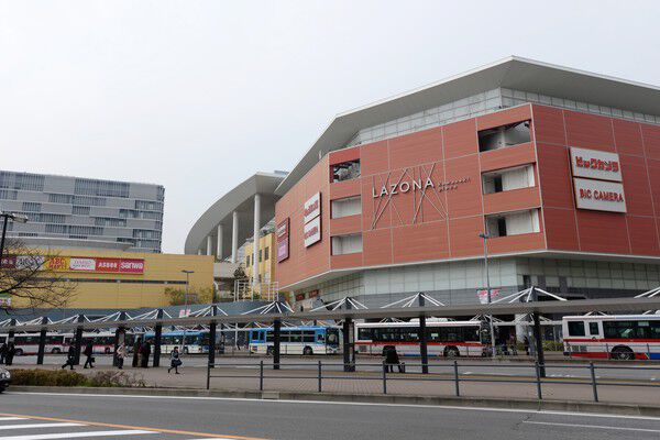 大型ショッピングモール「ラゾーナ川崎プラザ」まで約150m（徒歩2分）。		