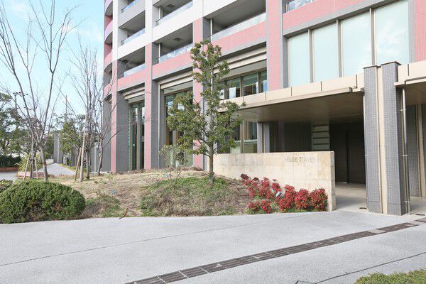 2層吹き抜けのエントランスホールは開放感ある空間です。目の前には桜が臨めます。		