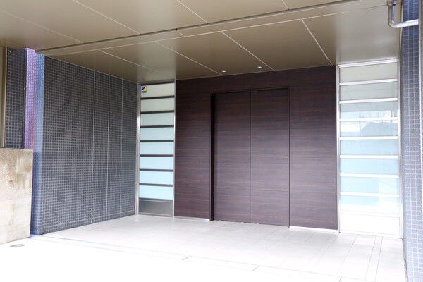 セキュリティの備えられたモダンなエントランス。