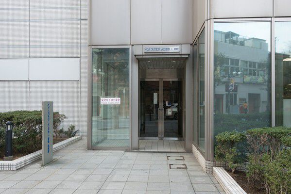 ガラスパネルでシャープな印象を与えるエントランス。		