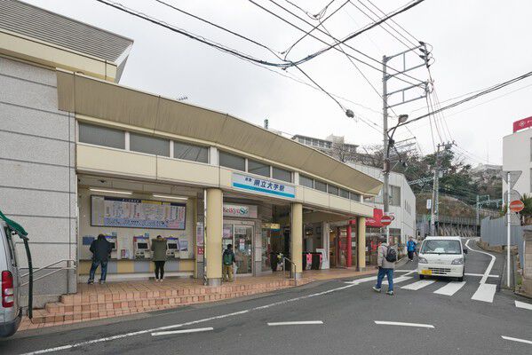 京浜急行電鉄本線「県立大学」駅まで約320ｍ（徒歩4分) 。		