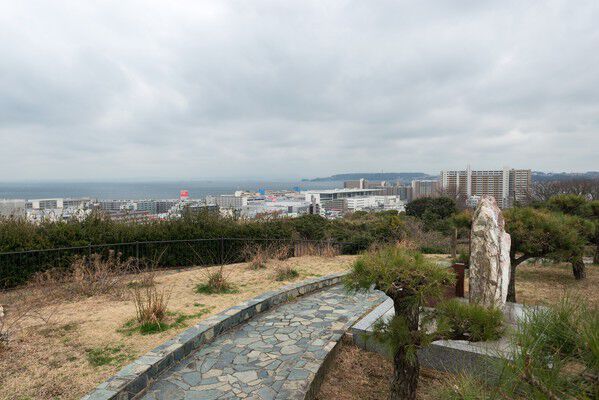 横須賀市自然人文博博物館も隣接する「中央公園」まで約1,700ｍ（徒歩22分）。