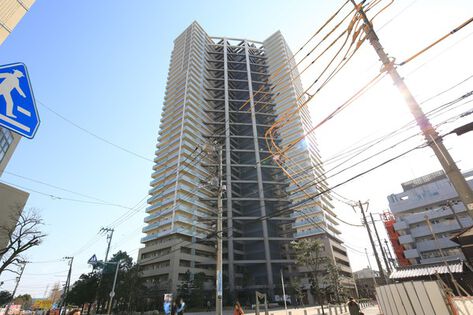 海を眺め、都市を見渡す高台に建つ地上37階建てのタワー。