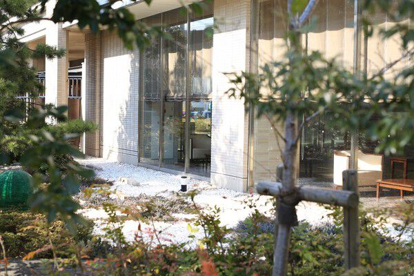 潤い豊かな緑を湛える稲毛の自然をタワーの足元に再現しています。