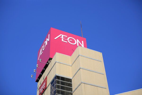 道路を挟んで「イオン稲毛」約80m（徒歩1分）があり、日々の買い物に便利。