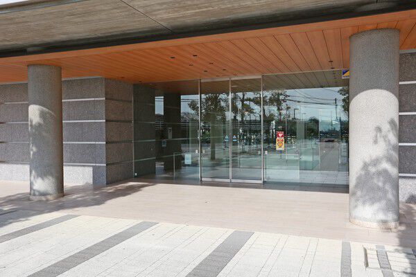 エントランスの先には、贅沢な時が流れる迎賓の空間が広がります。 エントランスの先には、贅沢な時が流れる迎賓の空間が広がります。