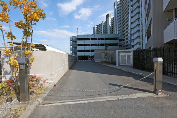 防犯面を考えて、チェーンゲートを採用した駐車場入口。 防犯面を考えて、チェーンゲートを採用した駐車場入口。