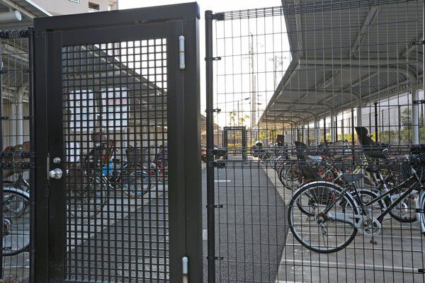 敷地内には防犯カメラを設置し、セキュリティ対策を充実。		 敷地内には防犯カメラを設置し、セキュリティ対策を充実。