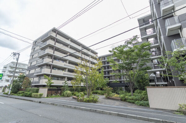 【パークホームズ上大岡グラステラス】コの字型に配棟された3棟の中心には緑豊かな共有部有り。