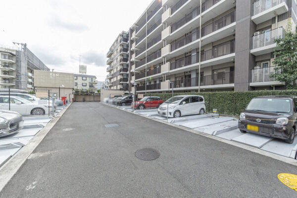 敷地内機械式駐車場。