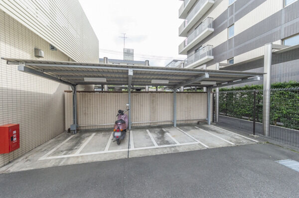 屋根付きの敷地内バイク置き場。