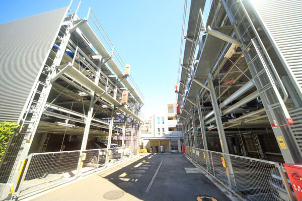 「ザ・イースト」側の機械式駐車場。