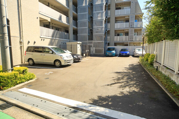 「ザ・ウエスト」側の平面型駐車場。