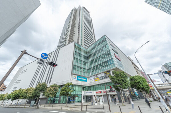 【上大岡タワーザレジデンス】白く艶めくその外観は、街のランドマークとしてひときわ目を引きます。