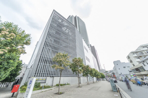 【上大岡タワーザレジデンス】植栽が駅前をやさしく彩ります。
