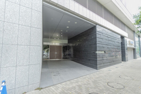 オーナーを誇らしくお迎えする天然石の門構え。