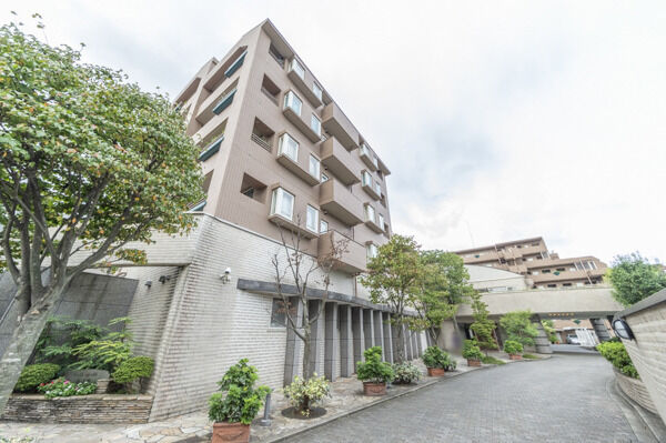 【パークスクエア上大岡】エントランス脇の花壇やマンション周辺には高・中・低木をバランスよく配置。 【パークスクエア上大岡】エントランス脇の花壇やマンション周辺には高・中・低木をバランスよく配置。