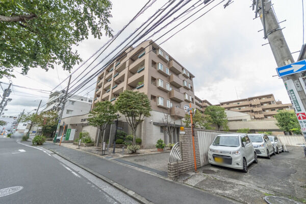 【パークスクエア上大岡】鉄筋コンクリート造7階建、総戸数114戸。住友不動産（株）分譲。