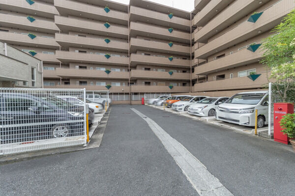 敷地内駐車場60台分有。