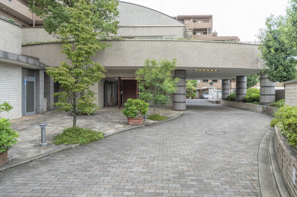 エントランスホール前に、雨の日に便利な車寄せを設置。