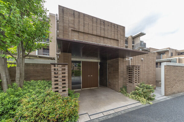 気品漂うタイルに囲まれた美しいエントランスアプローチ。