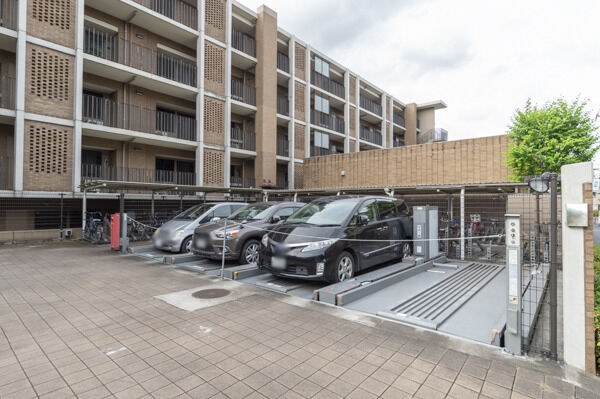敷地内機械式駐車場。