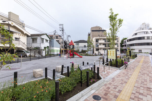 新宿区立淀橋けやきばし公園　約30m