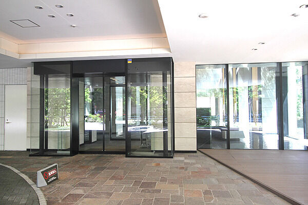 車寄せ側エントランス。