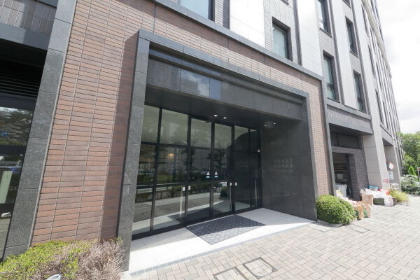 外観同様に格式高いデザインのエントランス。