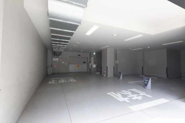 屋内駐車場およびバイク駐輪場。