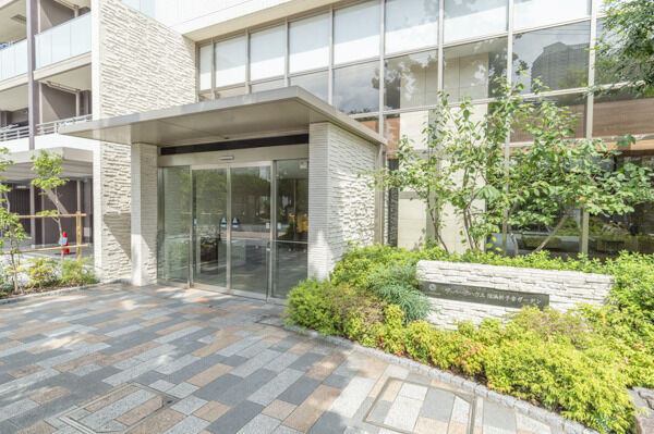 鮮やかな緑に囲まれた、気品溢れるエントランス。