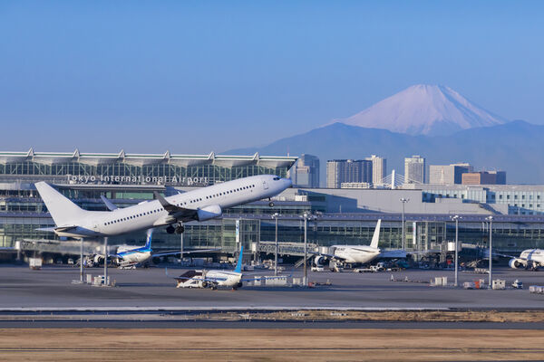 「羽田空港国際線ビル」へ東京モノレール「浜松町」駅より【空港快速】で14分 「羽田空港国際線ビル」へ東京モノレール「浜松町」駅より【空港快速】で14分