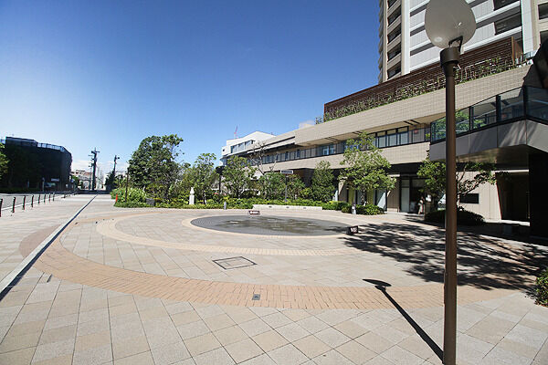 緑の潤いを感じられる開放的で伸びやかな広場。