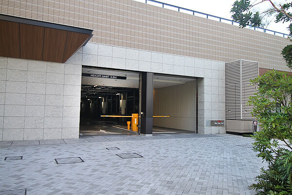 石積みのゲートで出迎える洗練されたデザインの駐車場。 石積みのゲートで出迎える洗練されたデザインの駐車場。