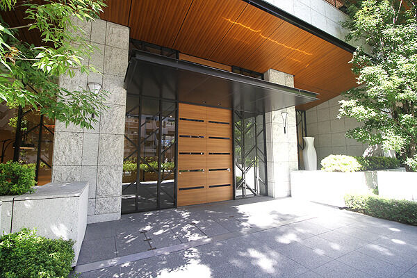 ウッド調の扉と樹木をイメージしたフォーマルエントランス。 ウッド調の扉と樹木をイメージしたフォーマルエントランス。