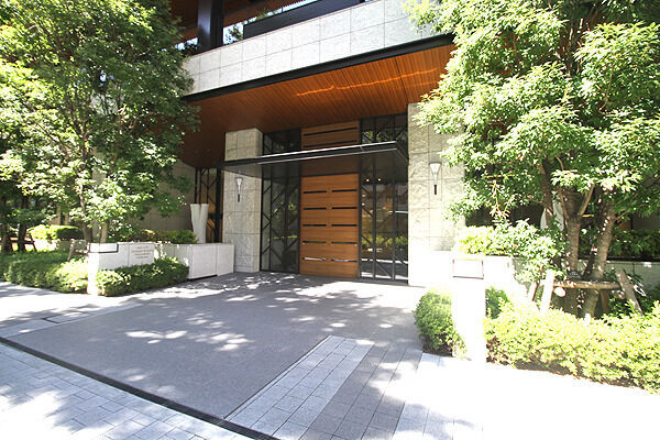 緑豊かな並木道に映える落ち着きあるエントランス。 緑豊かな並木道に映える落ち着きあるエントランス。