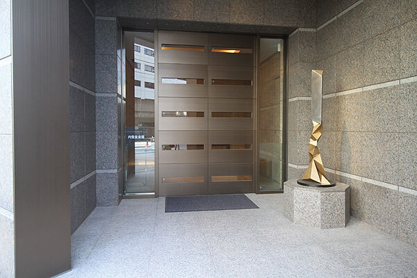 落ち着きと高級感を醸し出すエントランス。