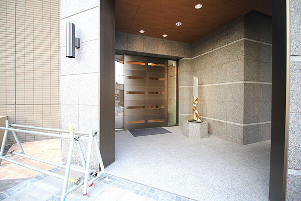 賑わいのある商業施設から離れ、プライベート性を確保したエントランス。