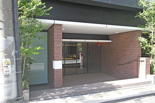 落ち着いたあたたかい雰囲気のエントランス。