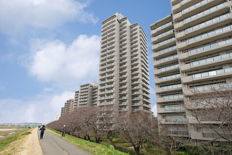 多摩川沿いの約3,300㎡もの敷地に9つのマンションが立ち並ぶパークハウス多摩川。 多摩川沿いの約3,300㎡もの敷地に9つのマンションが立ち並ぶパークハウス多摩川。