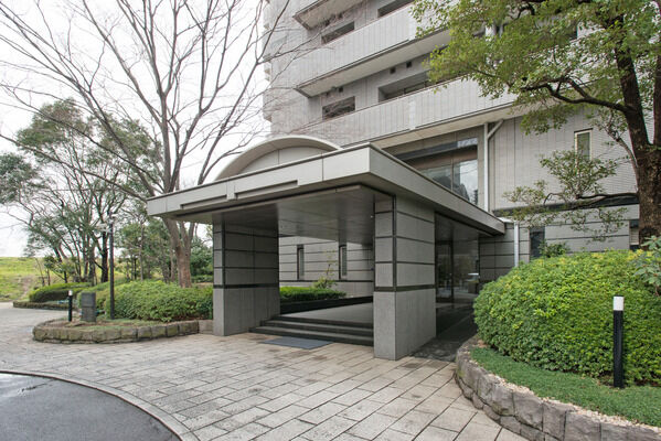 敷地内には豊かな植栽が設けられ四季折々の移ろいが楽しめます。