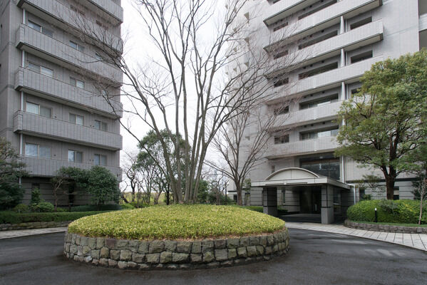 安全に考慮し車用のロータリーを設置。歩車分離の動線を採用しています。