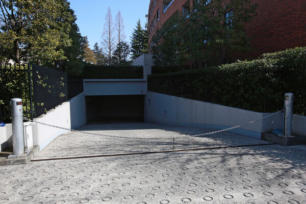 地下に設置した屋内駐車場は263台、敷地北側には99台収容の屋外駐車場を設置。 地下に設置した屋内駐車場は263台、敷地北側には99台収容の屋外駐車場を設置。